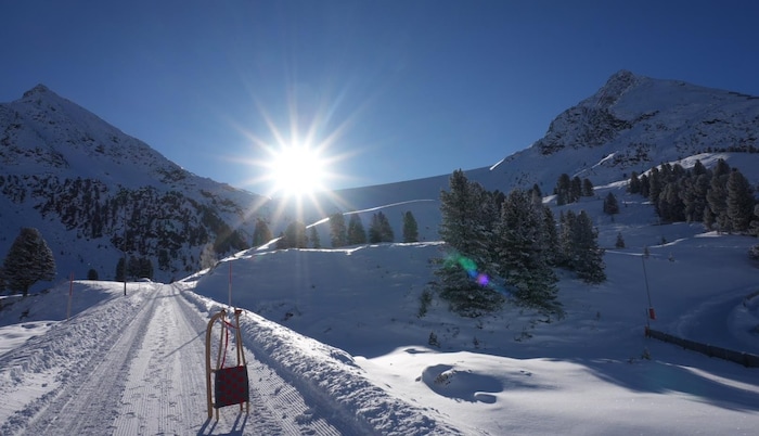 Kerzengerade führt der Weg auf die Staumauer bzw. den Neunerkogel (links) zu.