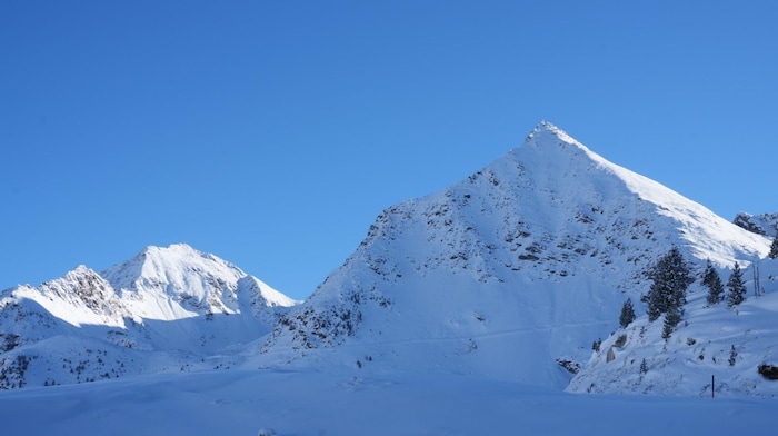 Großartiges Bergpanorama: Unter anderem zeigen sich der Neunerkogel, Gaiskogel (von re.)...