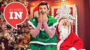 Santa Claus besucht das Hard Rock Café mit seinen Elfen.