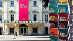 Sprüche zieren die Fassade des Schauspielhauses genauso wie die Postkarten, die hoch im Kurs stehen (Bild: Krone KREATIV/Horst Einöder, Philip Brunnader)