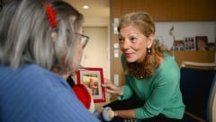 Petra Fercher im Gespräch mit einer Frau im Pflegeheim Liebigstraße in Linz. (Bild: Wenzel Markus/Markus Wenzel)