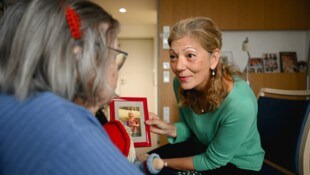 Petra Fercher im Gespräch mit einer Frau im Pflegeheim Liebigstraße in Linz. (Bild: Wenzel Markus/Markus Wenzel)