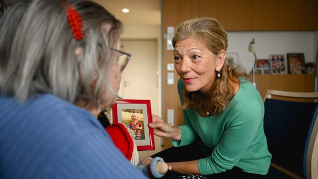 Petra Fercher in conversation with a woman in the Liebigstraße care home in Linz. (Bild: Wenzel Markus/Markus Wenzel)