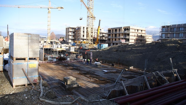 A year ago, the excavators started work on Dossenweg. (Bild: Tröster Andreas)