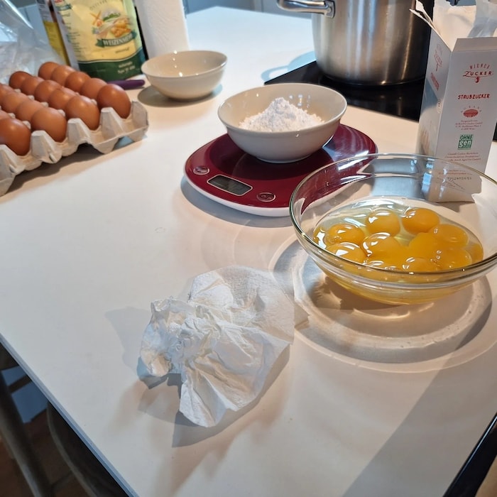 Die Zutaten für eine Kardinalschnitte. Maria Bauer kommt nach Hause und bäckt mit den Naschkatzen. 