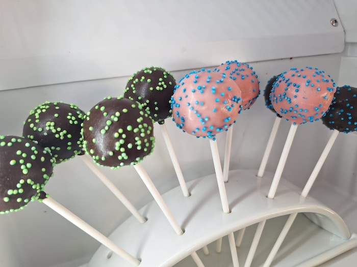 Kardinalschnitte, Cake Pops oder Cup Cakes? Gemeinsam mit Maria Bauer kann man backen und auch das Verzieren der Mehlspeisen lernen. 