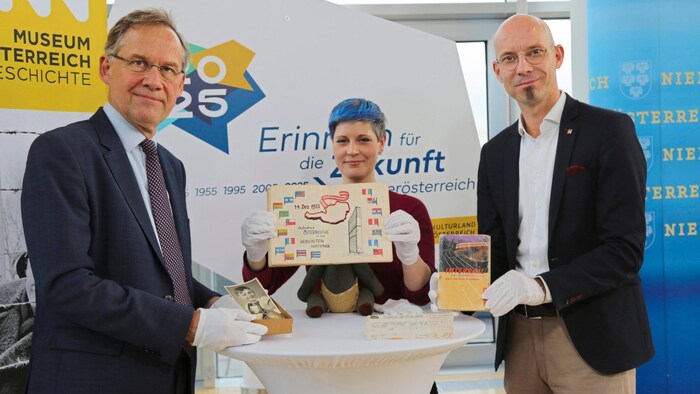 Christian Rapp, Maren Sacherer und Armin Laussegger präsentieren Erinnerungsstücke.