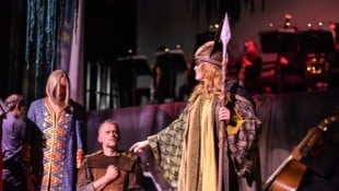 Brünhild (Martin Walkner) kniet zwischen Urmutter Erde (Christopher Wurmdobler, li.) und Göttermutter Wotan (Anne Wieben, re.). (Bild: © Wiener Staatsoper / Sofia Vargaiová)