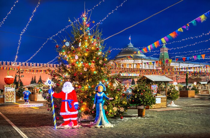 Die beiden Figuren als Weihnachtsschmuck am Roten Platz in Moskau. In Russland gilt generell: ...
