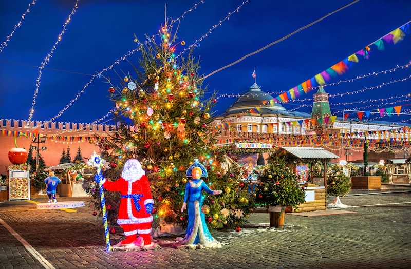 Die beiden Figuren als Weihnachtsschmuck am Roten Platz in Moskau. In Russland gilt generell: Mehr ist mehr. (Bild: info@f-geo.ruwww.f-geo.ru stock.adobe)