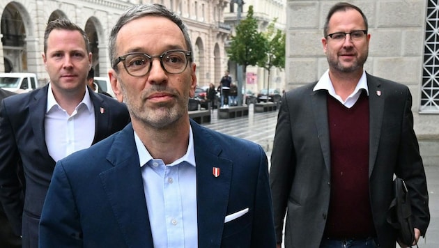 Among the FPÖ's pay emperors are the two blue general secretaries Michael Schnedlitz (left) and Christian Hafenecker (right). Both earn more than their party leader Herbert Kickl. (Bild: APA/Helmut Fohringer)