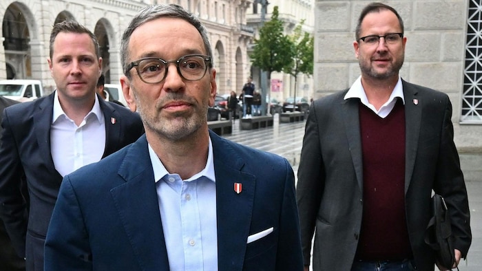 Kickl with his general secretaries Schnedlitz (l.) and Hafenecker (r.)