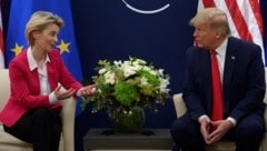 Freund oder Feind? EU-Kommissionspräsidentin Ursula von der Leyen und US-Präsident Donald Trump im Gespräch. (Bild: JIM WATSON / AFP / picturedesk.com)