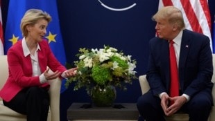 Freund oder Feind? EU-Kommissionspräsidentin Ursula von der Leyen und US-Präsident Donald Trump im Gespräch. (Bild: JIM WATSON / AFP / picturedesk.com)