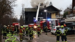 In Seewalchen standen 13 Feuerwehren im Löscheinsatz (Bild: Matthias Lauber/laumat.at)