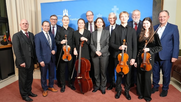 Empfang in der Hamburger Landesvertretung in Berlin mit Staatsrätin Liv Assmann, Top-Manager, Hamburg-Ambassador J. Robert Pfarrwaller, Botschafter Michael Linhart, Hafenfest-Organisator Michael Wendt und Wirtschaftskammerpräsident Andreas Wirth – musikalisch umrahmt von Studenten der Joseph Haydn Privathochschule. (Bild: WKB)