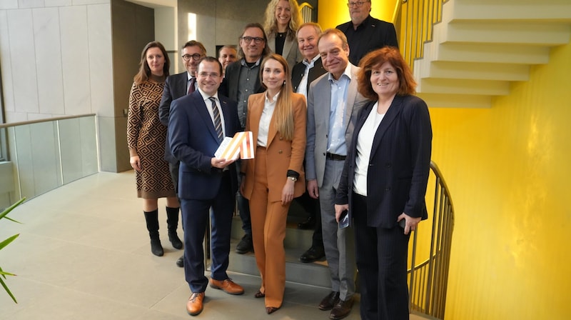 Die burgenländische Wirtschaftsdelegation beim Besuch der österreichischen Botschaft in Berlin. (Bild: WKB)