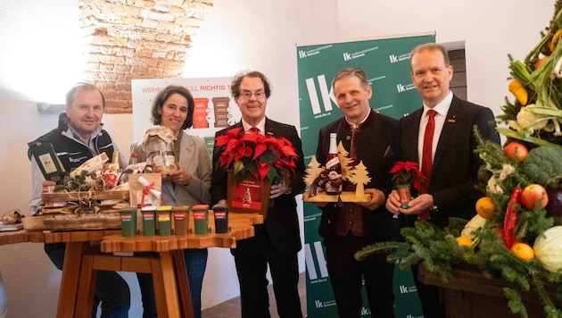 Chamber Director Werner Brugner, direct marketer Michaela Friedl, Kommerzialrat Hans Roth, direct marketer Franz Kober and Manfred König, Managing Director of Saubermacher Austria (from left). (Bild: ALEXANDER DANNER)