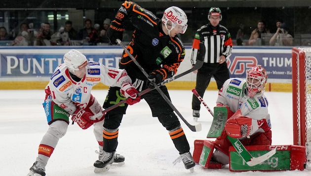 Paul Huber (center) and the 99ers clash with the KAC in Graz on Sunday. (Bild: GEPA pictures)