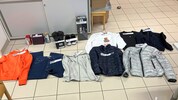 Jacken, Pullis, Schuhe – ein Teil des Beutelagers.