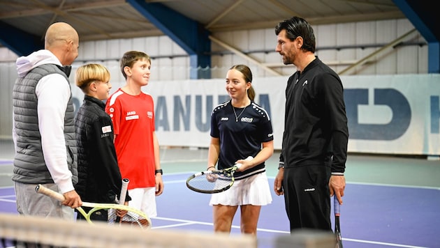 OÖ-Headcoach Jürgen Waber (li.) und ÖTV-Sportdirektor Jürgen Melzer (re.) mit den Talenten Luca Sageder, Fabian Leitner und Marie Schmidhofer (v.l.). (Bild: Markus Wenzel)