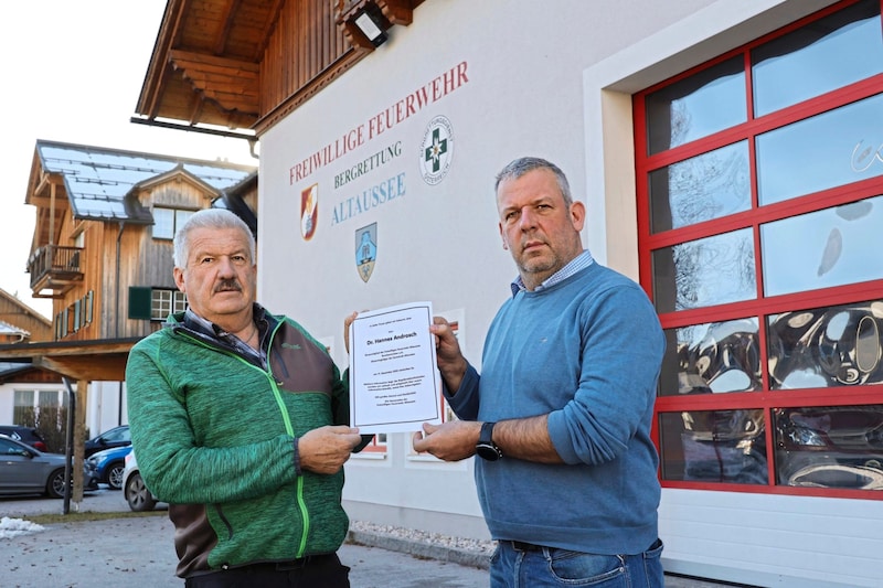 Androsch war das einzige Ehrenmitglied der Feuerwehr Altaussee. Christian Fischer und Werner Fischer trauern. (Bild: Jauschowetz Christian)