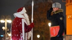 Väterchen Frost lauscht in Moskau dem Bericht eines Polizisten. (Bild: ASSOCIATED PRESS)