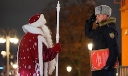Väterchen Frost lauscht in Moskau dem Bericht eines Polizisten.