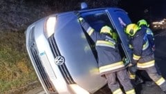 Ein Fahrzeug kippte nach einem Ausweichmanöver um. (Bild: FF St. Martin/Feldkirchen)