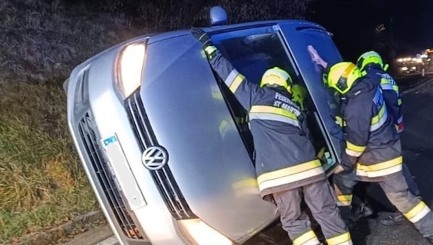 Ein Fahrzeug kippte nach einem Ausweichmanöver um. (Bild: FF St. Martin/Feldkirchen)