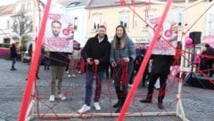 Spitzenkandidat Christoph Schneider und Stani Frank machen sich am roten Netz zu schaffen. (Bild: Judt Reinhard)