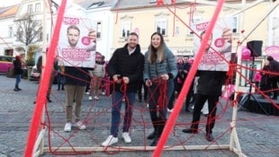 Spitzenkandidat Christoph Schneider und Stani Frank machen sich am roten Netz zu schaffen. (Bild: Judt Reinhard)