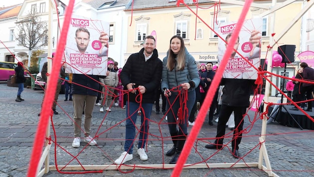 Spitzenkandidat Christoph Schneider und Stani Frank machen sich am roten Netz zu schaffen. (Bild: Judt Reinhard)