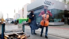 Demonstranten stimmen vor dem Audi-Werk in Brüssel ein Klagelied an. (Bild: APA/AFP/Belga/BENOIT DOPPAGNE)