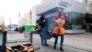 Demonstranten stimmen vor dem Audi-Werk in Brüssel ein Klagelied an. (Bild: APA/AFP/Belga/BENOIT DOPPAGNE)