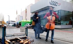 Demonstranten stimmen vor dem Audi-Werk in Brüssel ein Klagelied an.