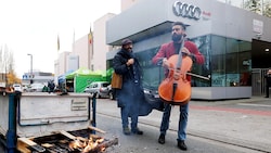 Demonstranten stimmen vor dem Audi-Werk in Brüssel ein Klagelied an. (Bild: APA Österreich Bild/AFP/Belga/BENOIT DOPPAGNE)