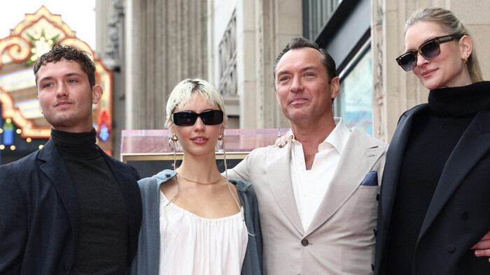 Von links: Raff, Iris und Jude Law, Phillipa Coan