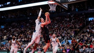 Jakob Pöltl stand erstmals nicht in der Startformation der Raptors.  (Bild: AFP/APA/Getty Images via AFP/GETTY IMAGES/Andrew Lahodynskyj)