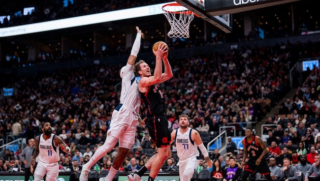 Jakob Pöltl stand erstmals nicht in der Startformation der Raptors.  (Bild: AFP/APA/Getty Images via AFP/GETTY IMAGES/Andrew Lahodynskyj)