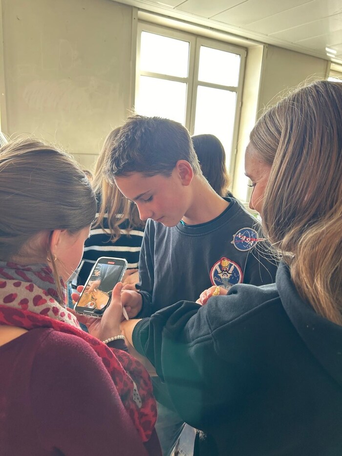 Auch Autogramme schreibt der Jungautor schon fleißig.