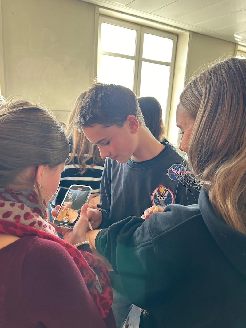 The young author is also already busy signing autographs. (Bild: zVg)