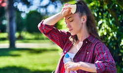 Schwitzende Frau im Freien