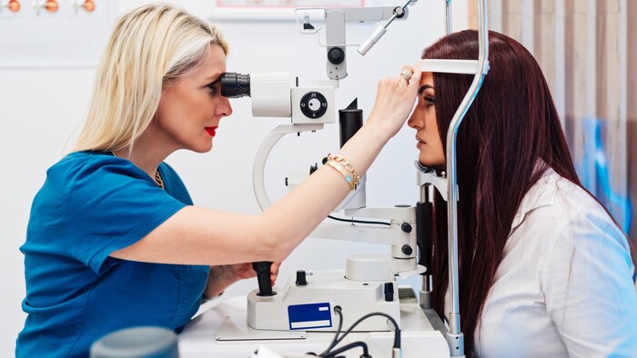 In the case of acute symptoms, an examination with a slit lamp and staining of the tear film is ...