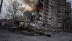 Ein ukrainischer Soldat geht bei einem russischen Luftangriff in Awdijiwka in Deckung (Archivbild). (Bild: ASSOCIATED PRESS)