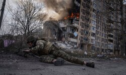 Ein ukrainischer Soldat geht bei einem russischen Luftangriff in Awdijiwka in Deckung ...