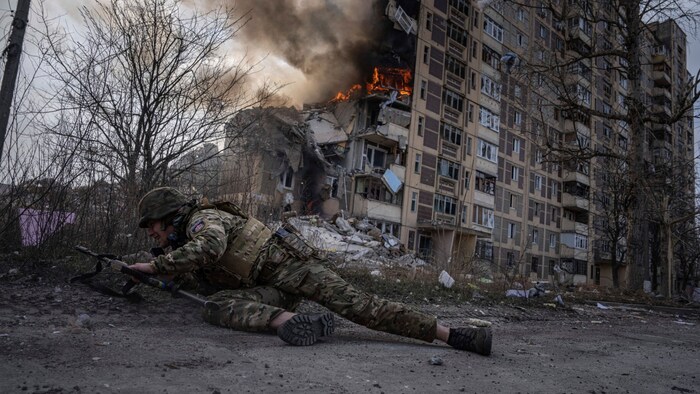 Ein ukrainischer Soldat geht bei einem russischen Luftangriff in Awdijiwka in Deckung ...
