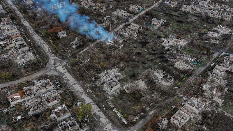 Eine Luftaufnahme von Chasiv Jar zeigt die Frontstadt in Trümmern nach schweren Kämpfen zwischen russischen und ukrainischen Streitkräften. (Bild: ASSOCIATED PRESS)