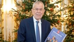 Der Präsident und die Schlagzeilen im Jahresbuch der „Krone“: Der Christbaum in der Hofburg ist heuer traditionell mit Lebkuchen, Strohsternen und Äpfel geschmückt. (Bild: Holl Reinhard/Reinhard Holl)