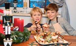Jannik und Jonas präsentieren stolz ihre Keks-Kreationen.